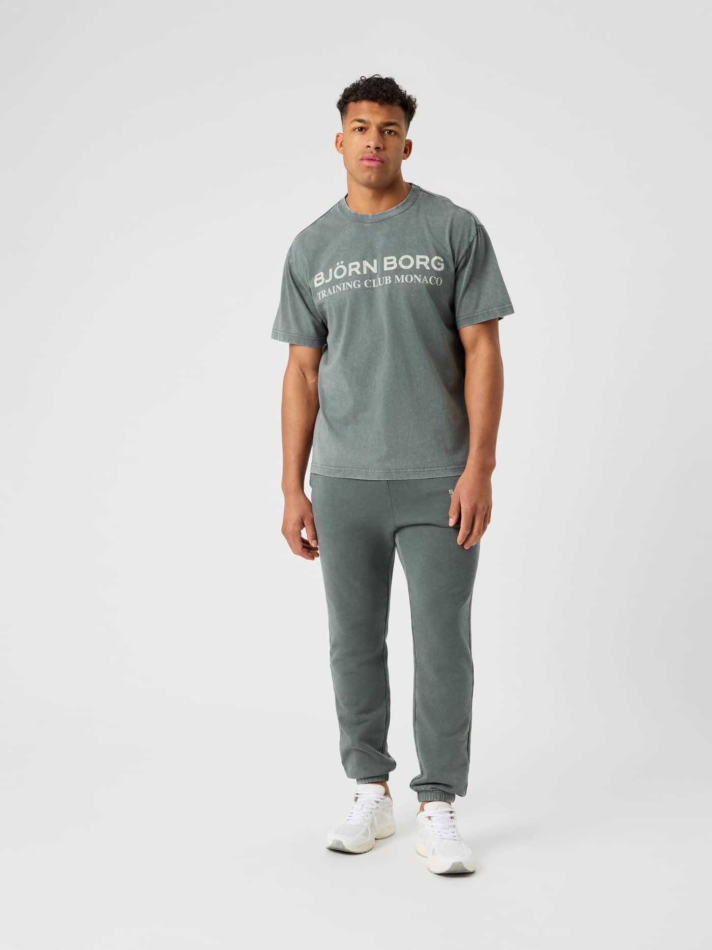 Vue de face du Borg Classic Print Sweatpants en Urban Chic (Vert) en coton avec logo blanc, coupe et style décontractés. - Image 3