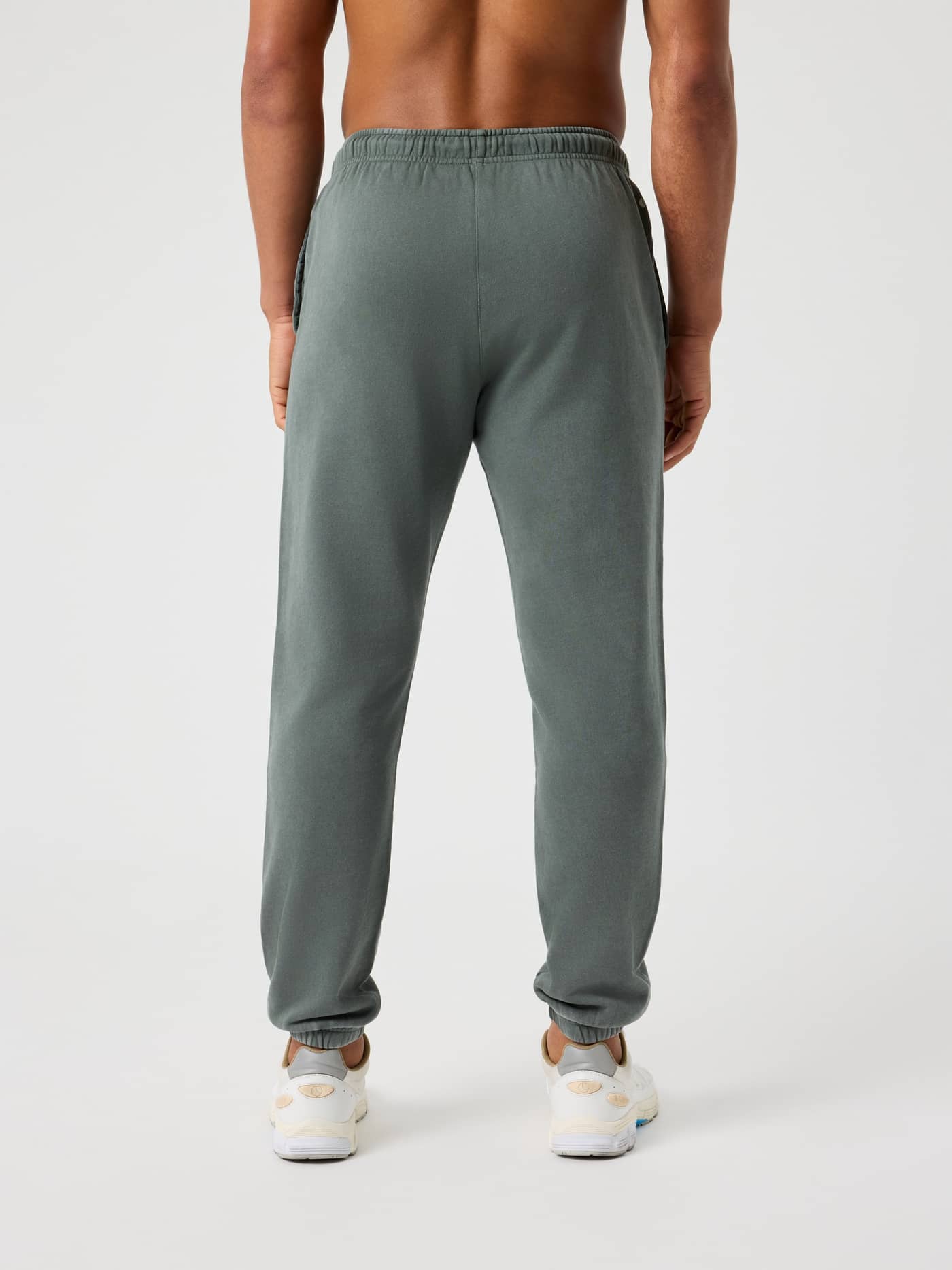 Vue de dos d'un homme portant le Borg Classic Print Sweatpants en coton Urban Chic (Vert), coupe loisirs inspirée du tennis. - Image 2
