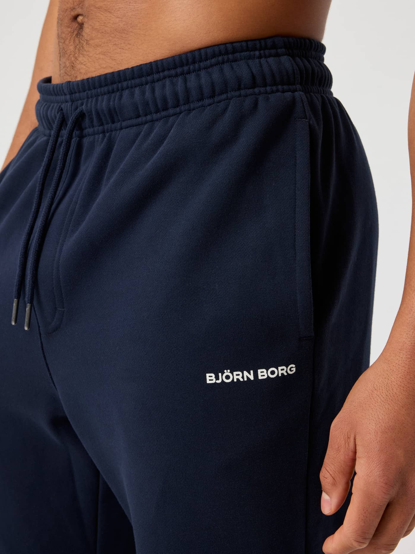 Borg Oversized Sweatpants i Night sky (Marineblå) set i nærbillede med hvidt logo og elastisk snøre i taljen. - Image 4