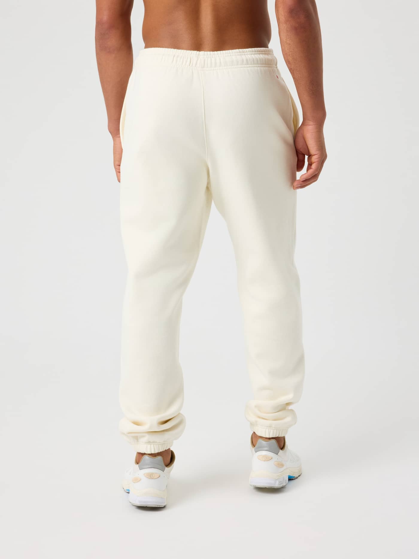 Rückansicht der Borg Oversized Sweatpants in Tofu (Weiß) mit entspannter Passform und kleinem roten Tennisball-Print. - Image 3