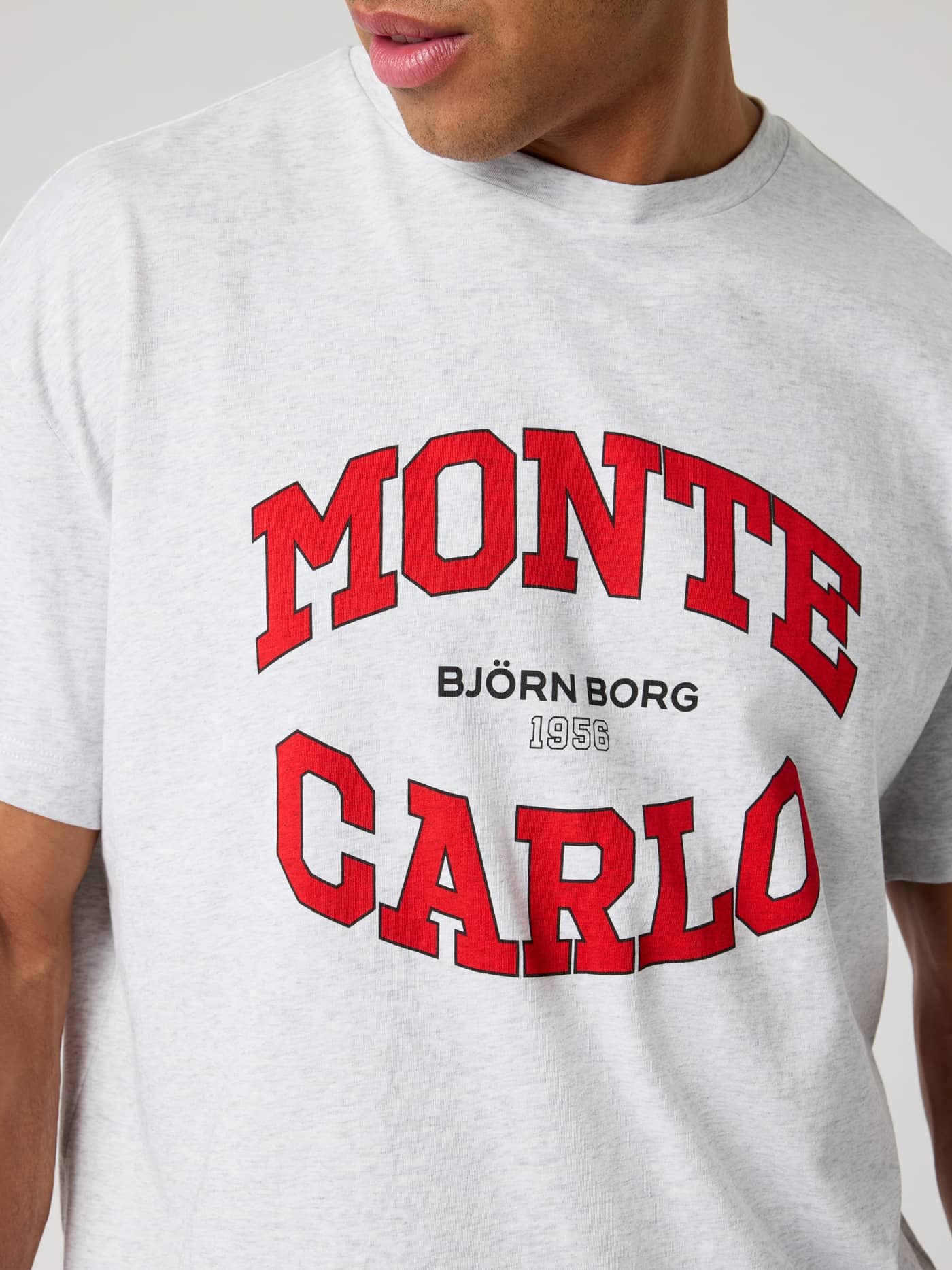 Närbild på Monte Carlo-grafik på Borg Gym Oversized T-Shirt i Ultra Light Grey Melange (Grå) för stil och träning. - Image 5