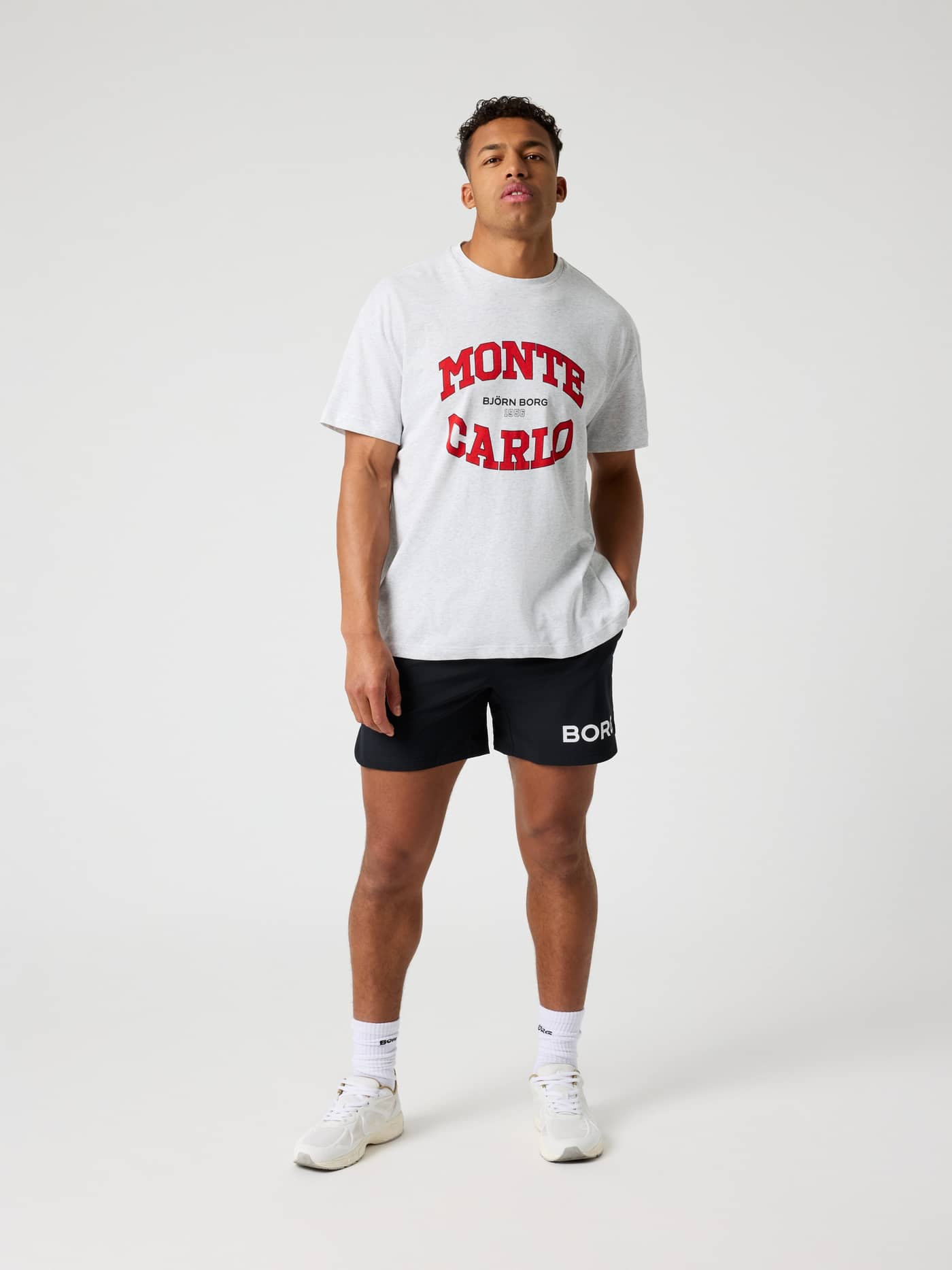 Borg Gym Oversized T-Shirt i Ultra Light Grey Melange (Grå) för herrar sedd framifrån med rött brösttryck för träning. - Image 3