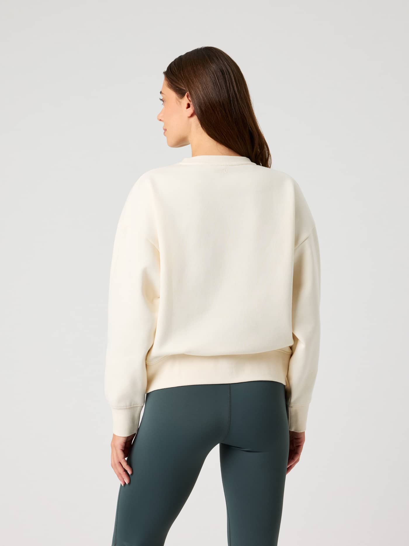 Rückansicht einer Frau im Borg Boyfriend Sweatshirt in Tofu (Weiß) mit Fokus auf Style und lockerer Oversize-Passform. - Image 2