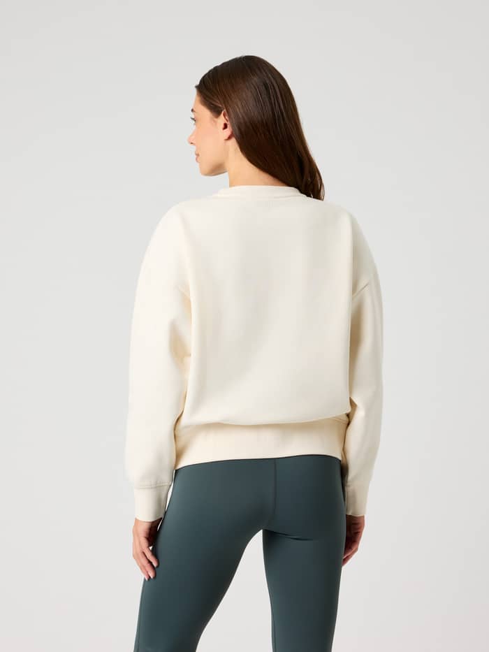 Rückansicht einer Frau im Borg Boyfriend Sweatshirt in Tofu (Weiß) mit Fokus auf Style und lockerer Oversize-Passform. - Image 2