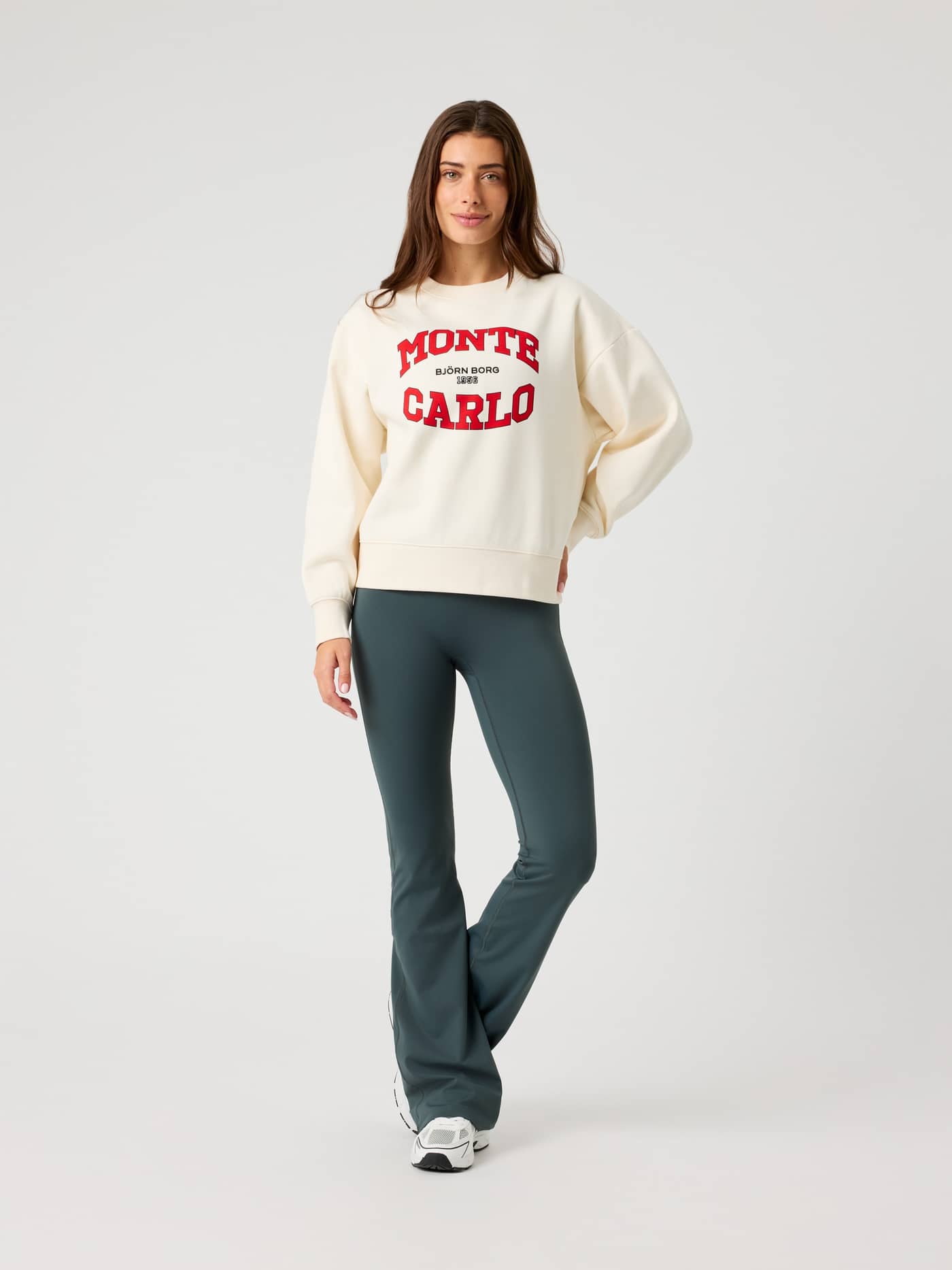 Vorderansicht eines Models im Borg Boyfriend Sweatshirt in Tofu (Weiß) mit rotem Monte-Carlo-Grafikprint und Oversize-Fit. - Image 3