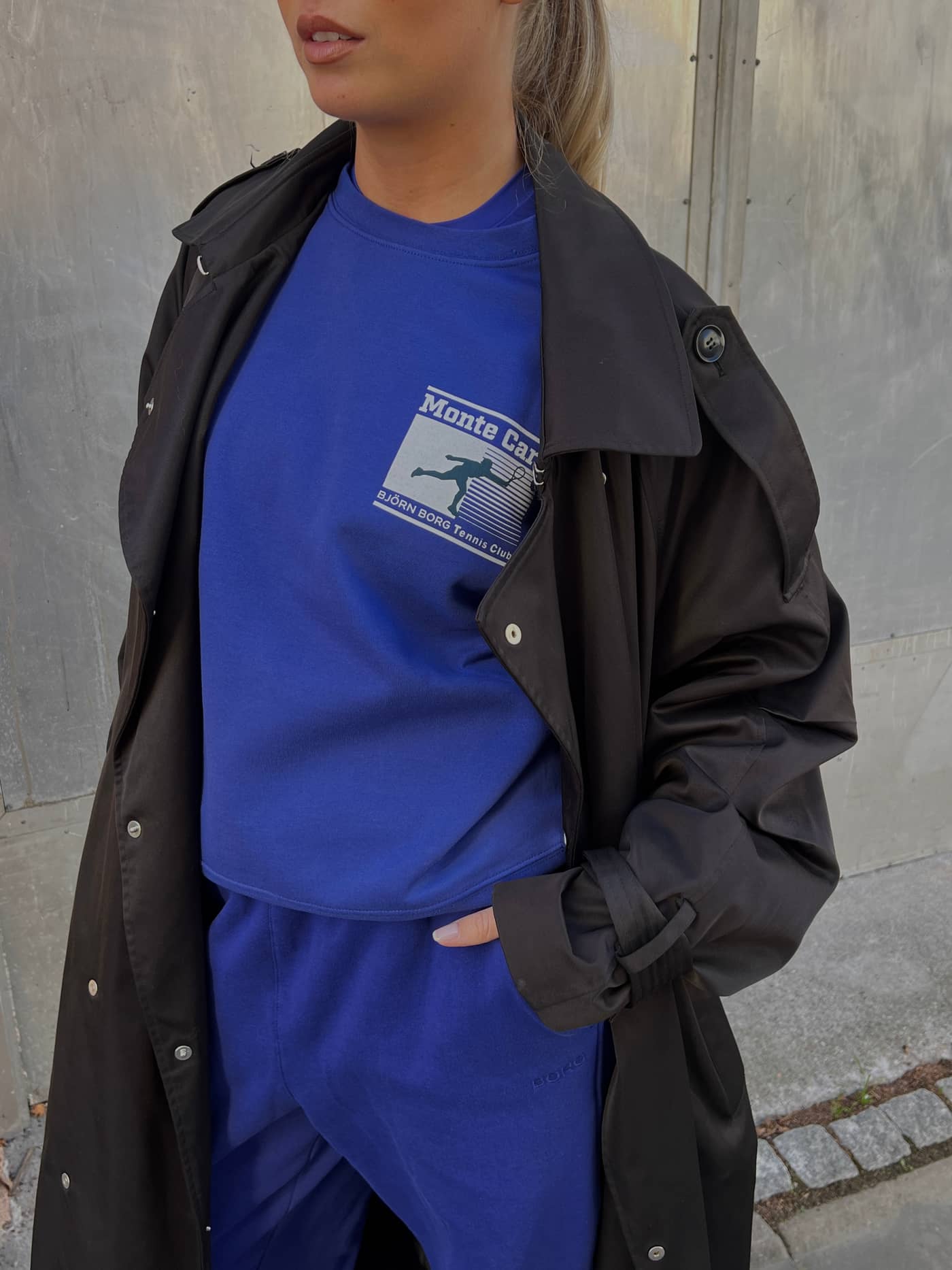 Borg Boyfriend Sweatshirt in Clematis Blue (Blau) mit oversized Passform, grünem Tennis-Logo und schwarzem Mantel. - Image 4