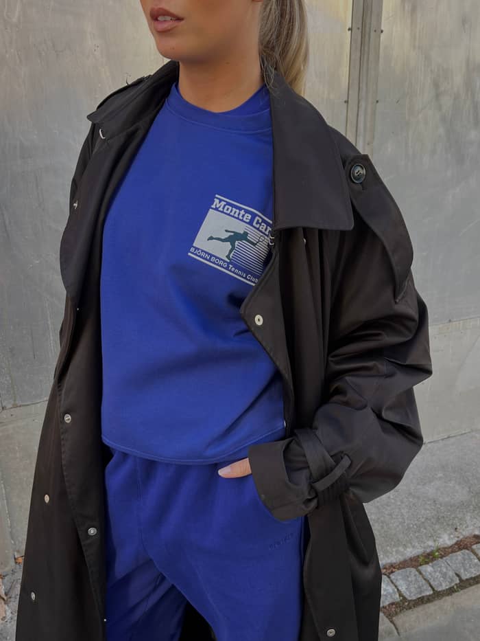 Borg Boyfriend Sweatshirt in Clematis Blue (Blau) mit oversized Passform, grünem Tennis-Logo und schwarzem Mantel. - Image 4