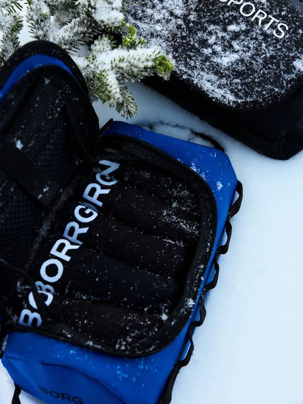 Cotton Stretch Boxers + Wash Bag 7-pack in blue and black, highlighting functional storage in a snowy outdoor scene.