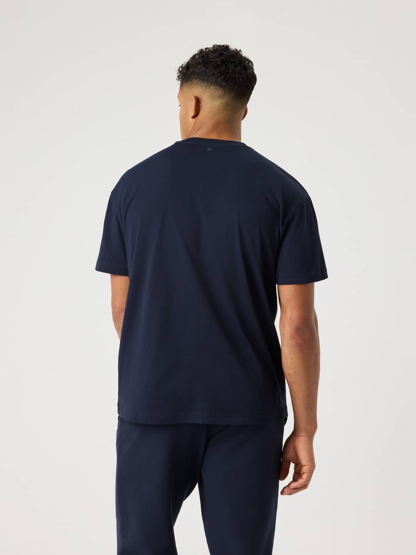 Borg Gym Oversized T-Shirt i Night sky (Marinblå) sedd bakifrån med ett tennisboll-tryck i nacken för träning. - Image 2