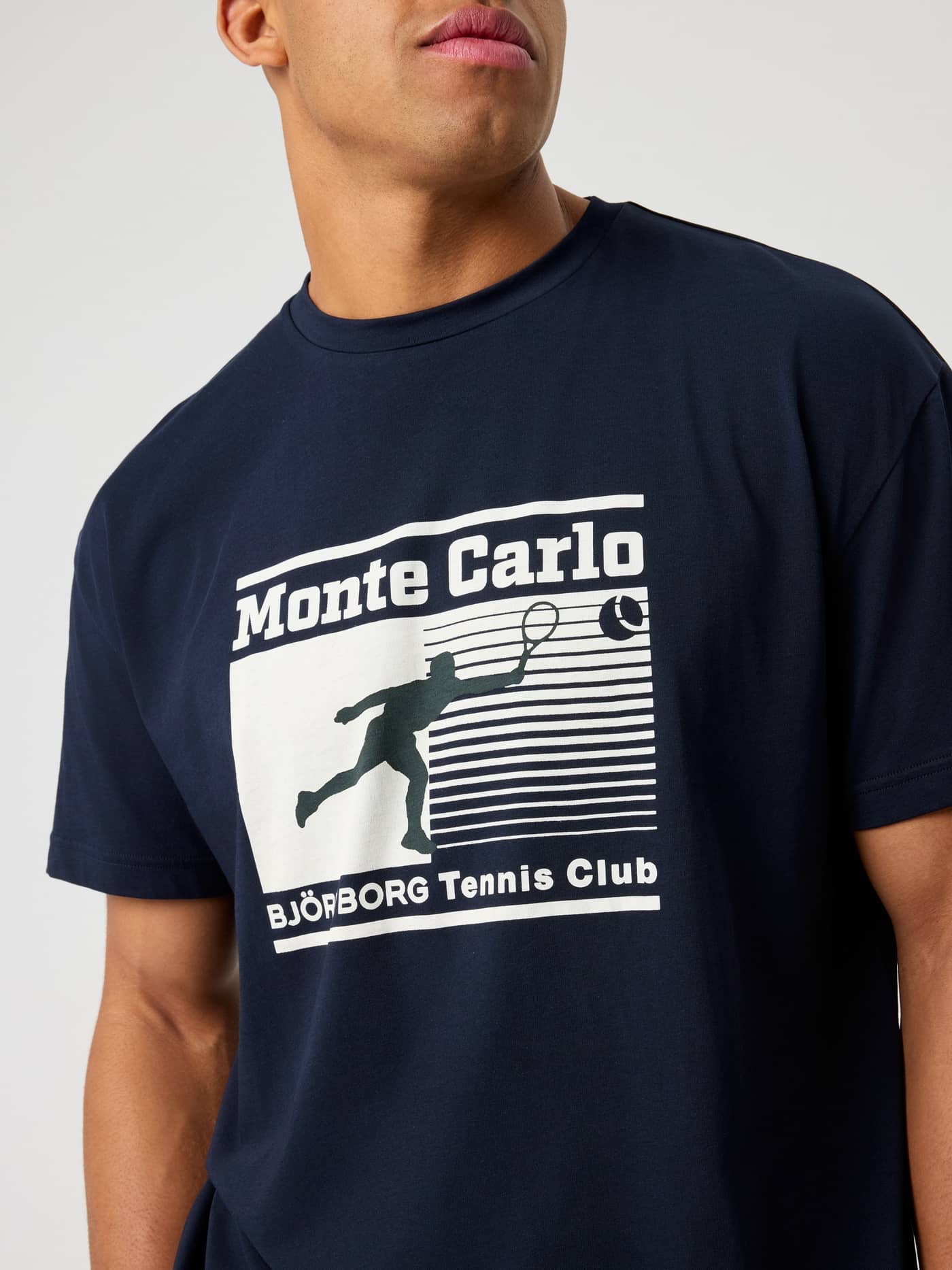 Närbild framifrån på Borg Gym Oversized T-Shirt i Night sky (Blå) för träning med en snygg Monte Carlo-tennisgrafik. - Image 4