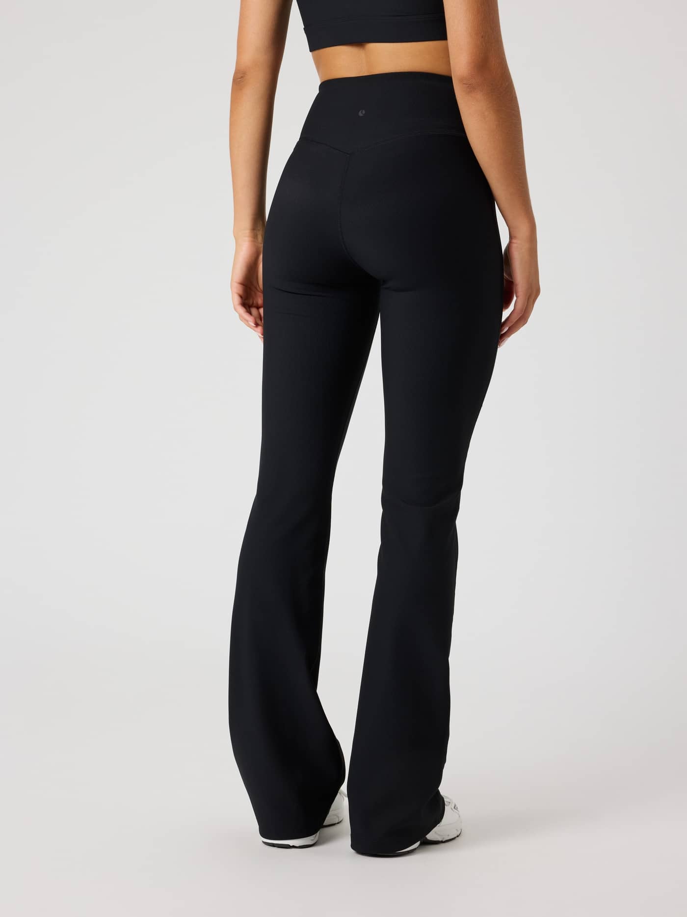 Studio Premium Ribbed Flare Tights in Black Beauty (Zwart) getoond in achteraanzicht, met een geribbelde trainingspasvorm. - Image 2