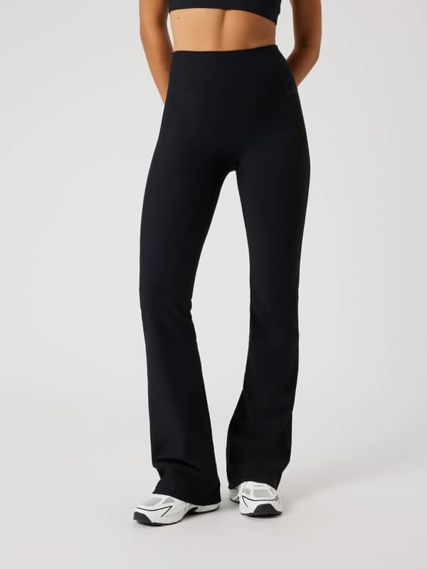 Studio Premium Ribbed Flare Tights in Black Beauty (Schwarz) mit hoher Taille für Style und Performance beim Training.
