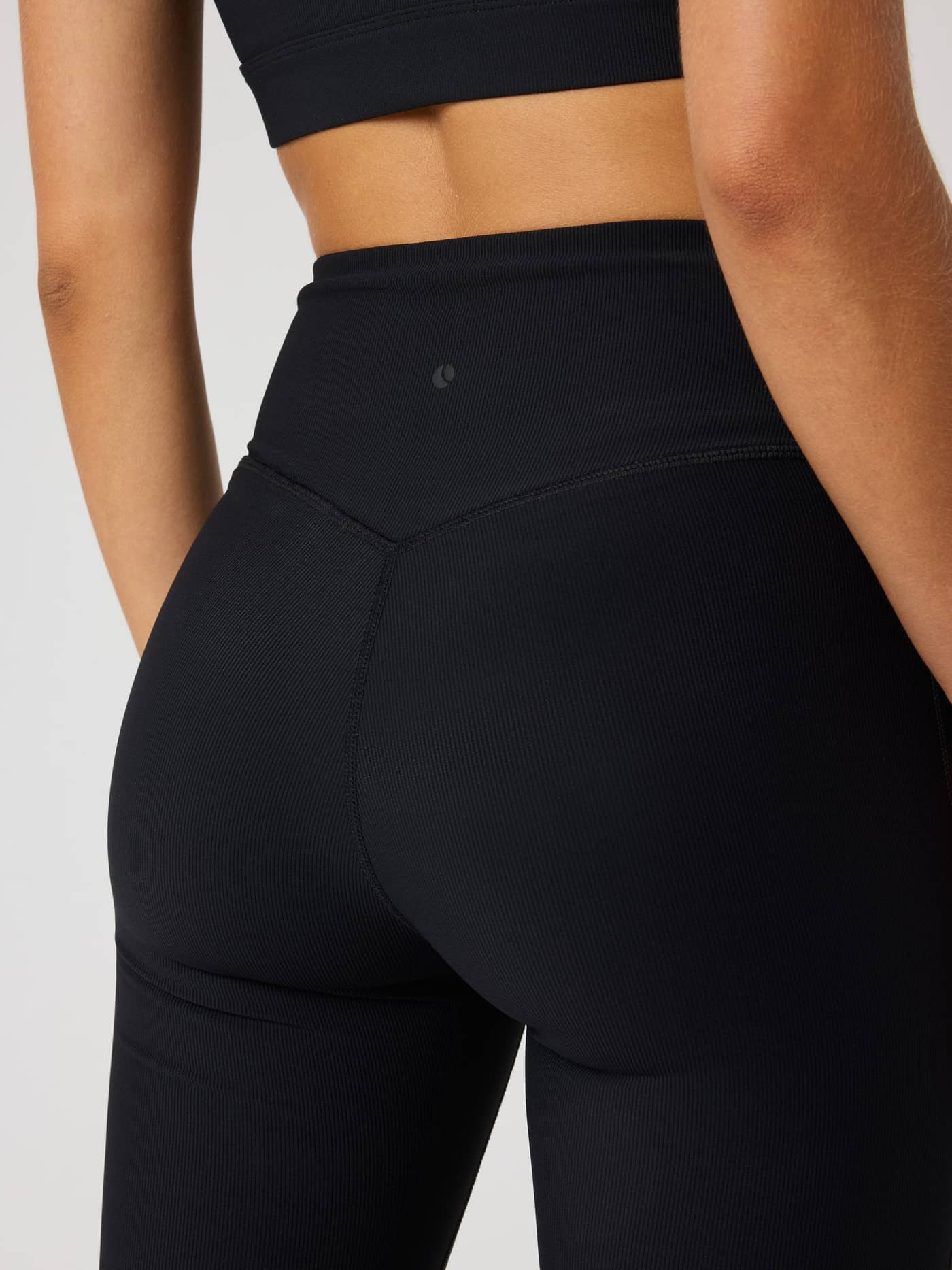 Studio Premium Ribbed Flare Tights in Black Beauty (Zwart) met geribbelde trainingspasvorm in close-up achteraanzicht. - Image 4