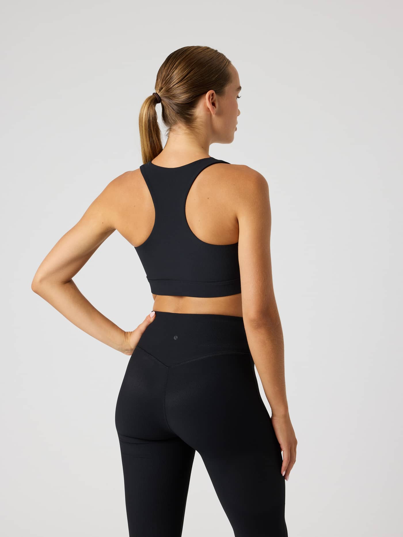 Studio Premium Rib Sports Bra in Black Beauty (Zwart) in achteraanzicht met een stijlvolle pasvorm voor training. - Image 3