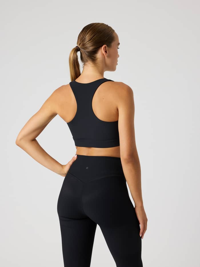 Vue de dos du Studio Premium Rib Sports Bra en Black Beauty (Noir) avec une coupe d'entraînement côtelée élégante. - Image 3