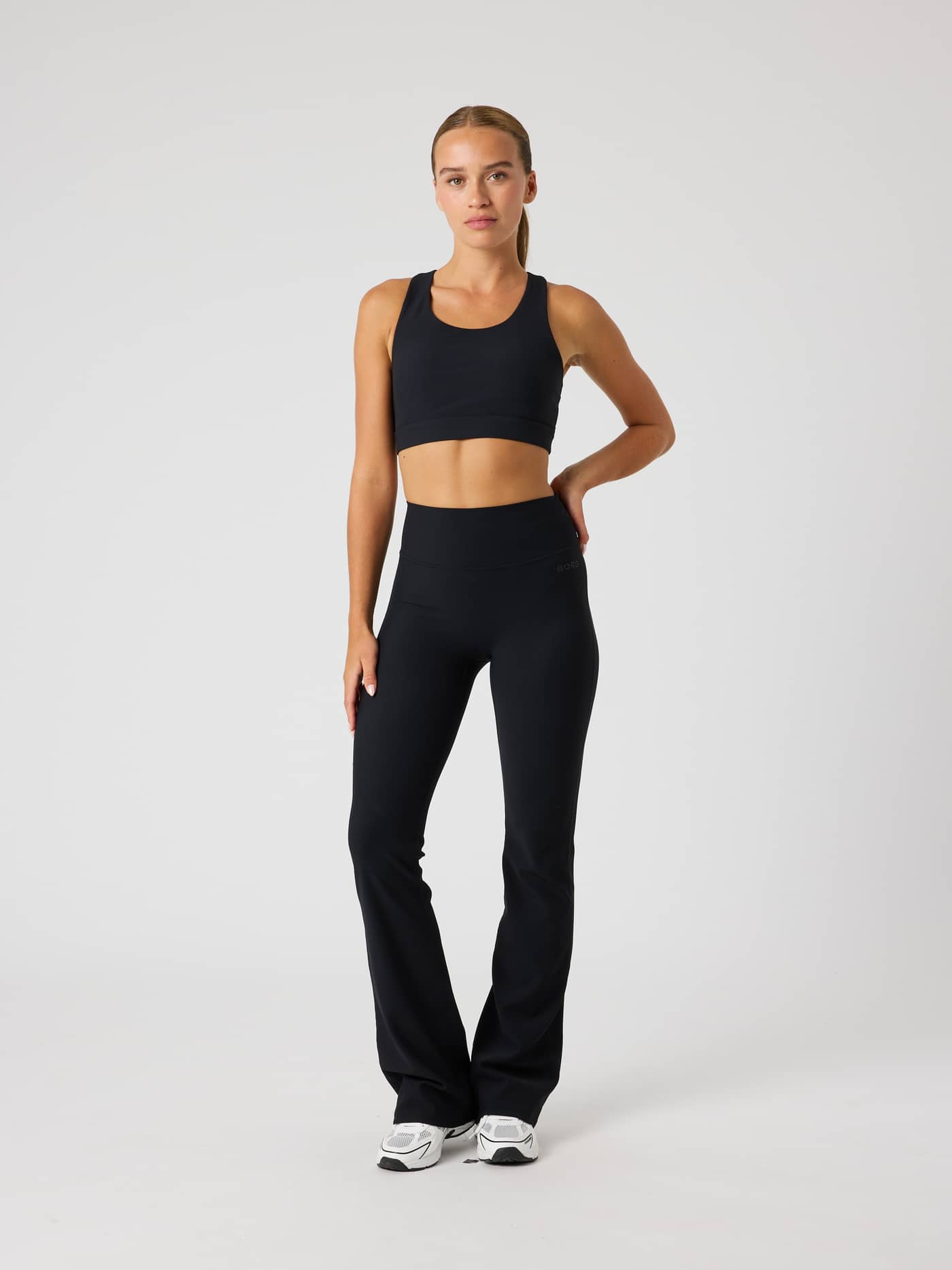 Björn Borg Studio Premium Rib Sports Bra in Black Beauty (Zwart) in vooraanzicht met een stijlvolle pasvorm voor training. - Image 4