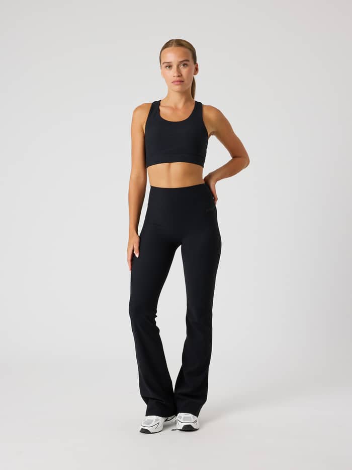 Vue de face du Studio Premium Rib Sports Bra en Black Beauty (Noir) pour un ajustement élégant lors de l'entraînement. - Image 4