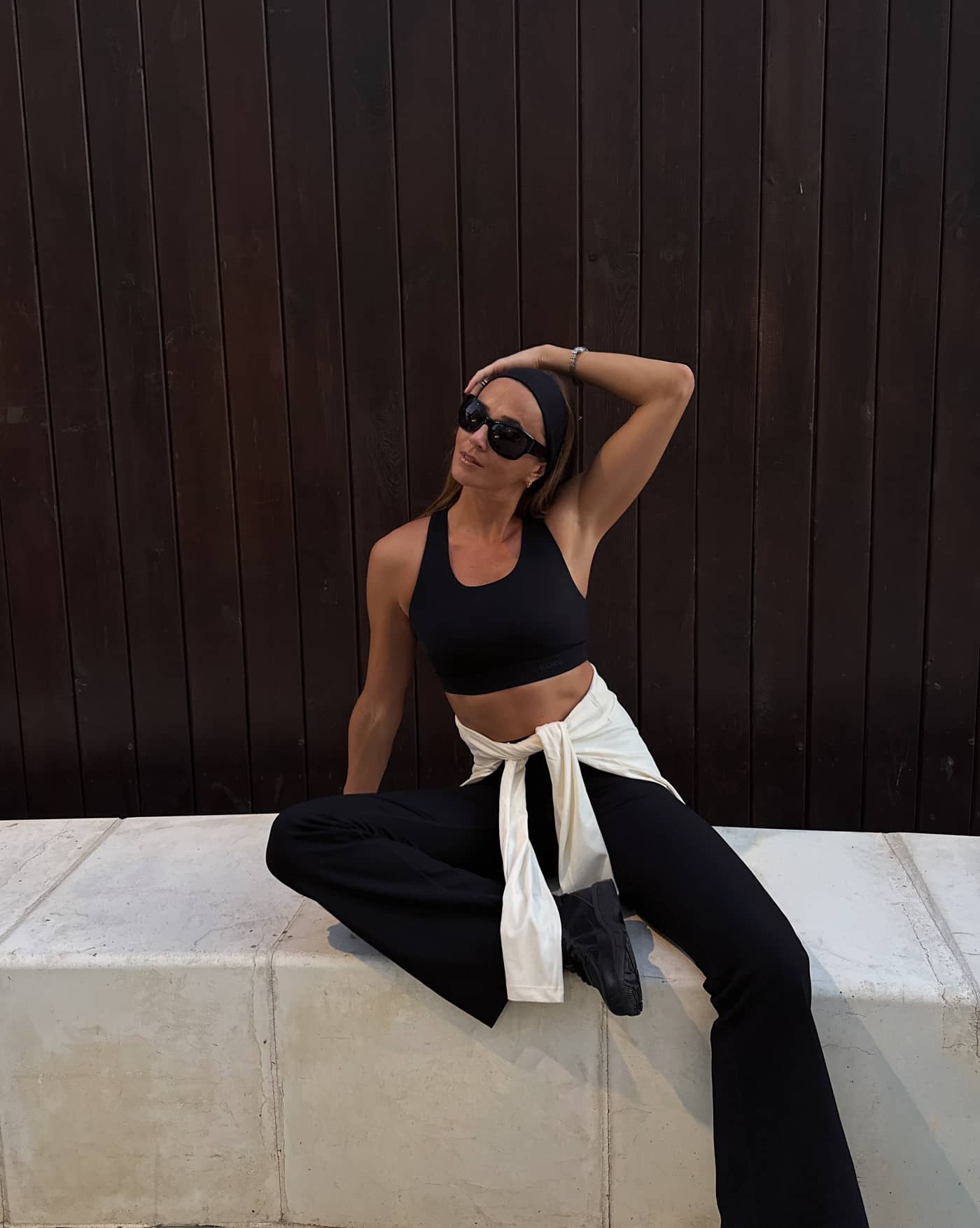 Studio Premium Rib Sports Bra in Black Beauty (Zwart) met een geribbelde textuur en stijlvolle fit voor training. - Image 2