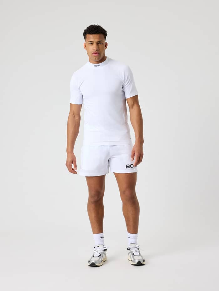 Vooraanzicht van een man in het Borg Mock Neck T-Shirt in Brilliant White (Wit) met zwarte logo's voor tennis. - Image 3