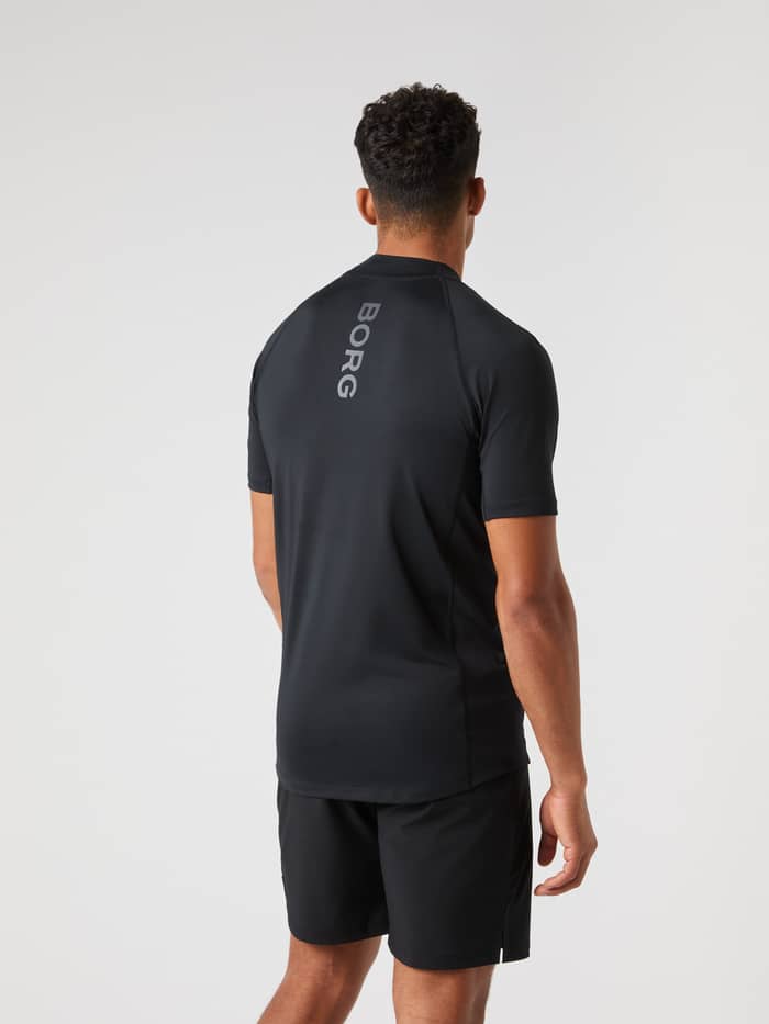 Achteraanzicht van een man in het Björn Borg Mock Neck T-Shirt in Black Beauty (Zwart) met grijs logo voor tennisprestaties. - Image 2