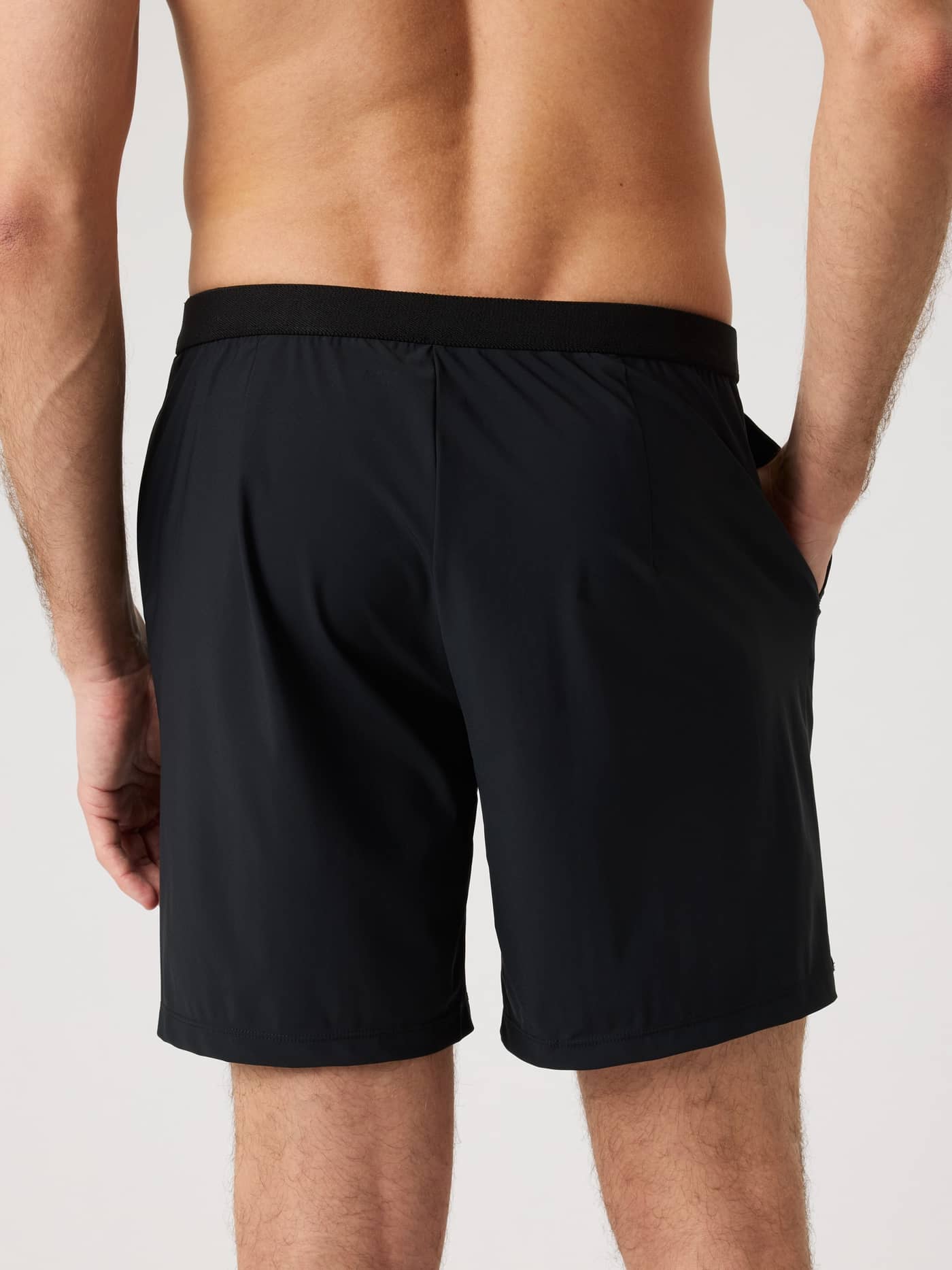 Rückansicht der Björn Borg Ace Classic Shorts 8 Inch in Black Beauty (Schwarz) für funktionale Tennis-Performance. - Image 2