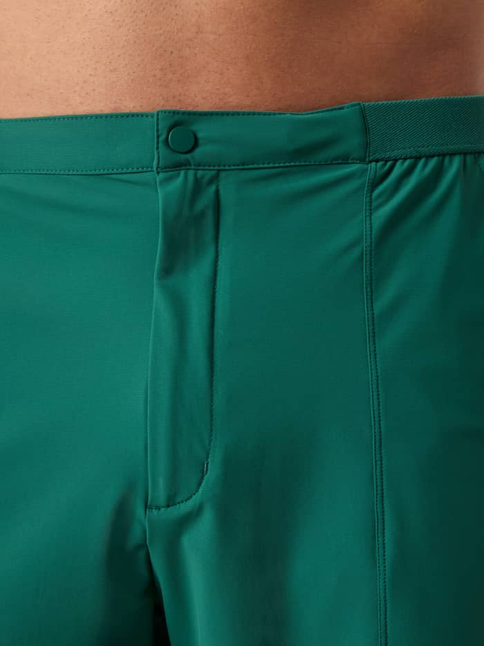 Ace Classic Shorts 8 Inch i Posy Green (Grøn) viser detaljer af den funktionelle talje til tennis. - Image 5