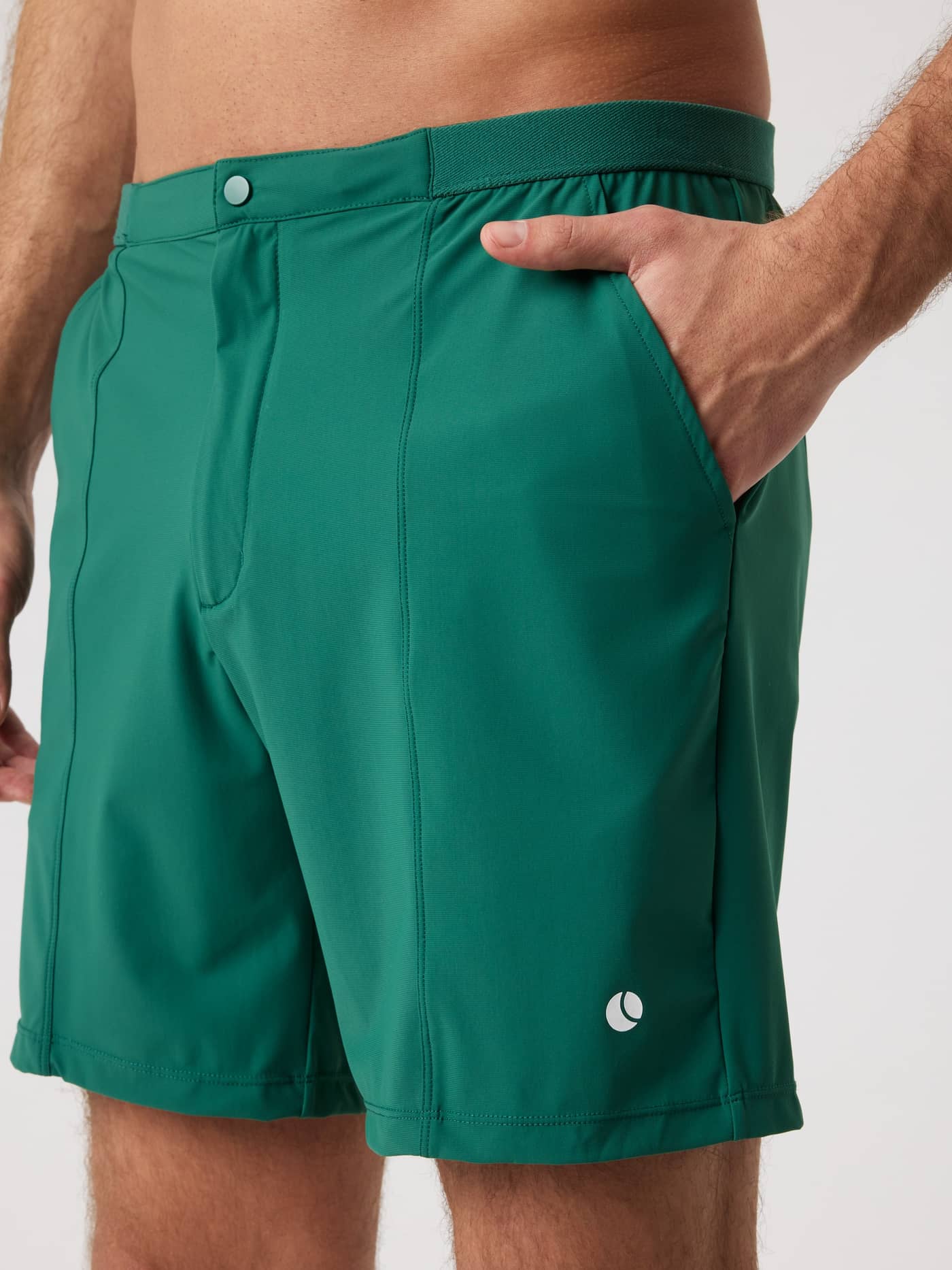 Ace Classic Shorts 8 Inch i Posy Green (Grøn) i nærbillede med sidelomme og hvidt tennisboldprint til tennis. - Image 4