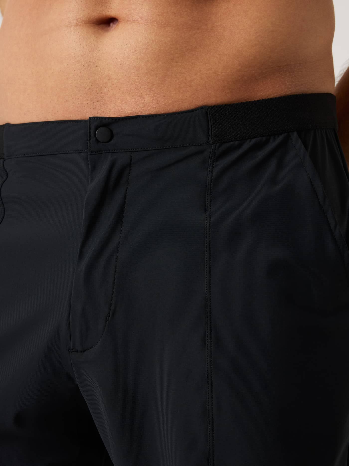Nahaufnahme des funktionalen Hosenbunds der Ace Classic Shorts 8 Inch in Black Beauty (Schwarz) für Tennis. - Image 4