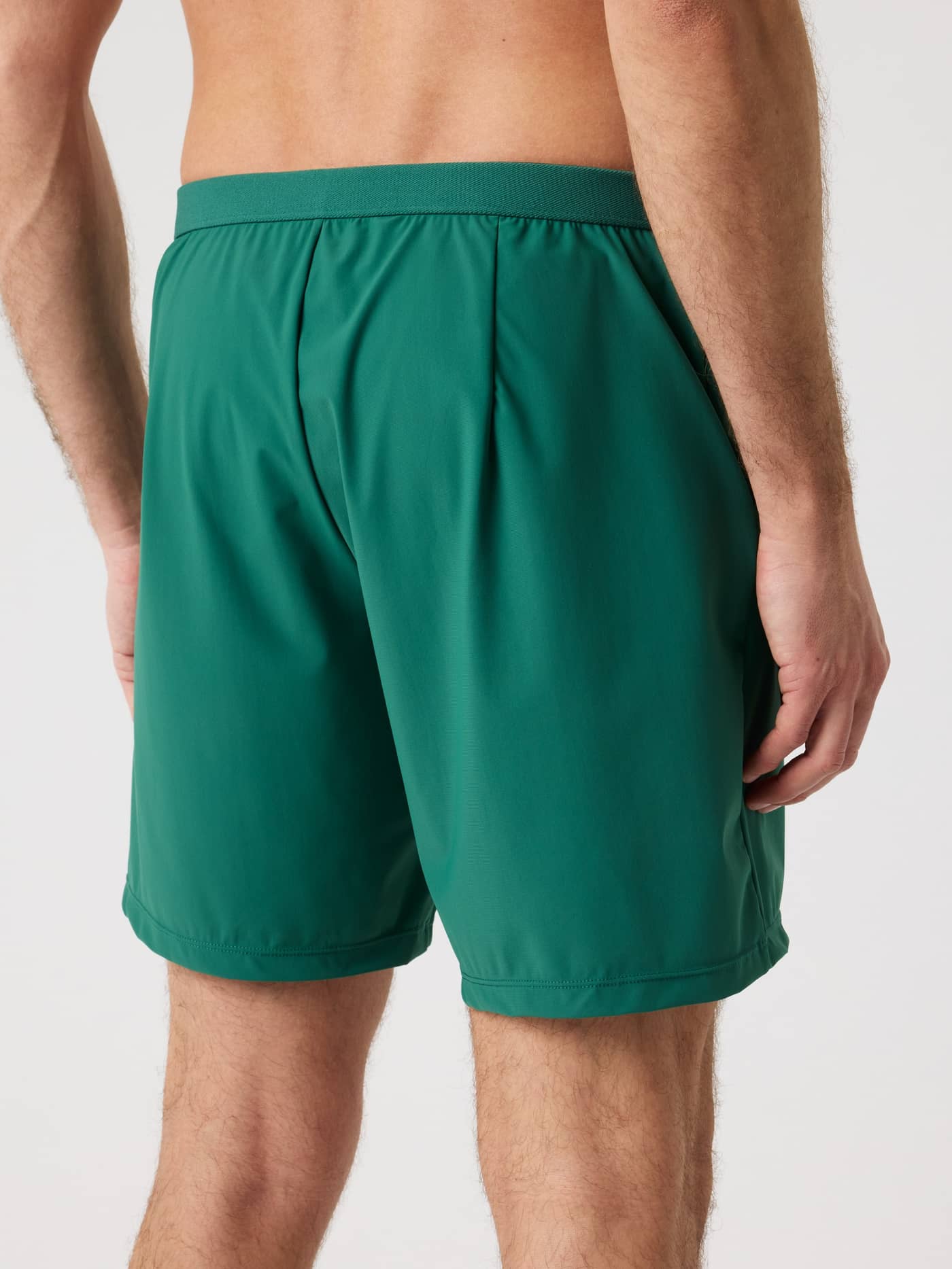 Ace Classic Shorts 8 Inch i Posy Green (Grøn) set bagfra, funktionelle tennisshorts til mænd i regular fit. - Image 2