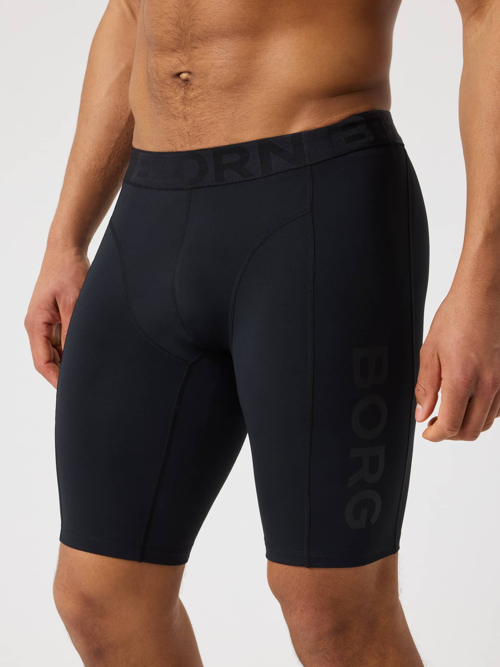 Vue de face du Borg Short Training Tights en Black Beauty (Noir) avec logo ton sur ton pour l'entraînement de performance. - Image 1