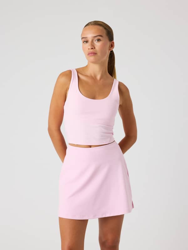 Vue de face du Ace 2 In 1 Cropped Tank ajusté en Pink Lady (Rose) pour le tennis et l'entraînement.