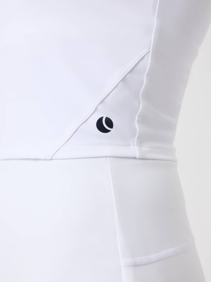 Gros plan sur le Ace 2 In 1 Cropped Tank en Brilliant White (Blanc) avec logo de tennis noir et matière extensible. - Image 5