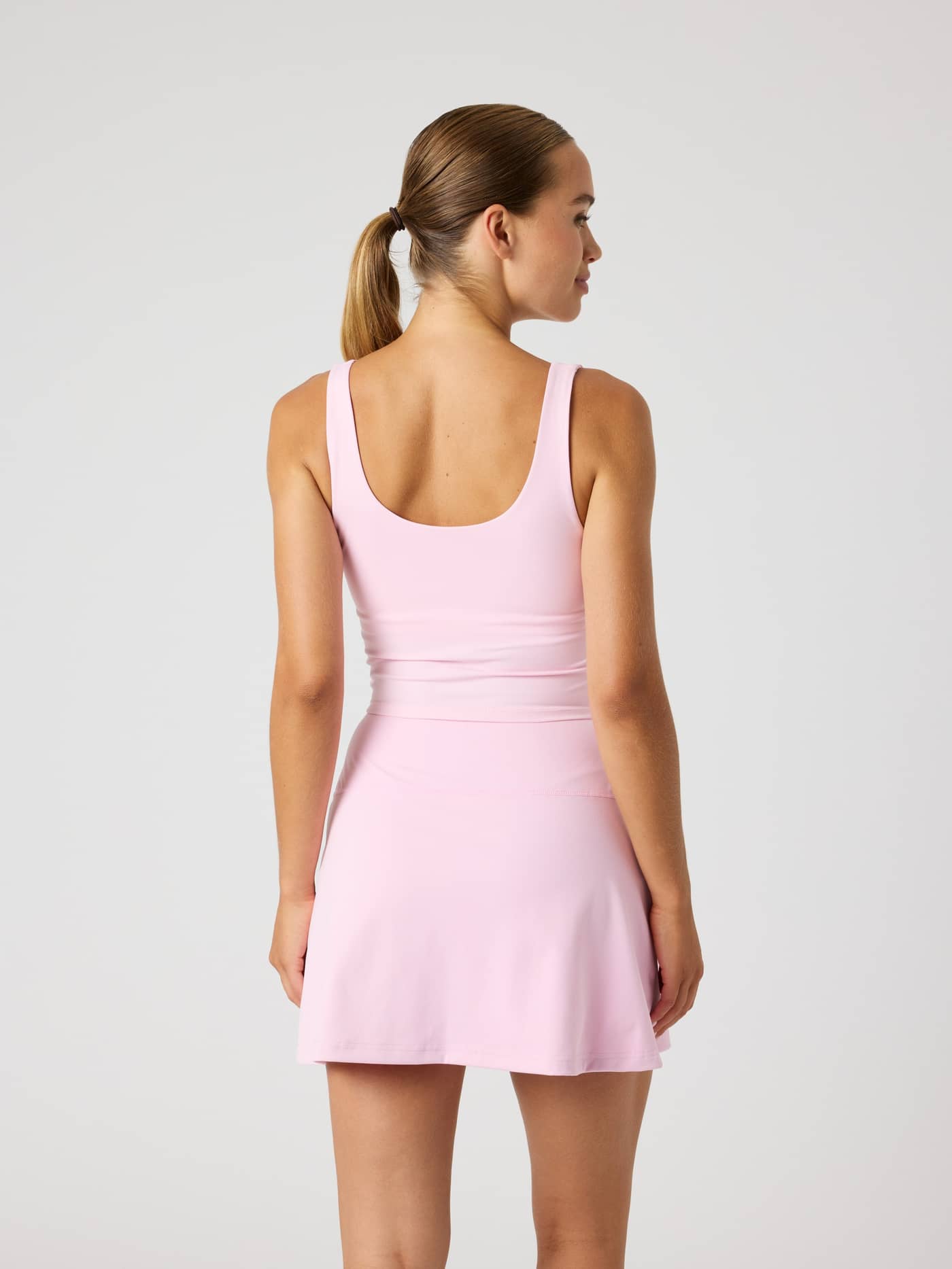 Vue arrière du débardeur Ace 2 In 1 Cropped Tank en Pink Lady (Rose), un haut de tennis ajusté et performant. - Image 2