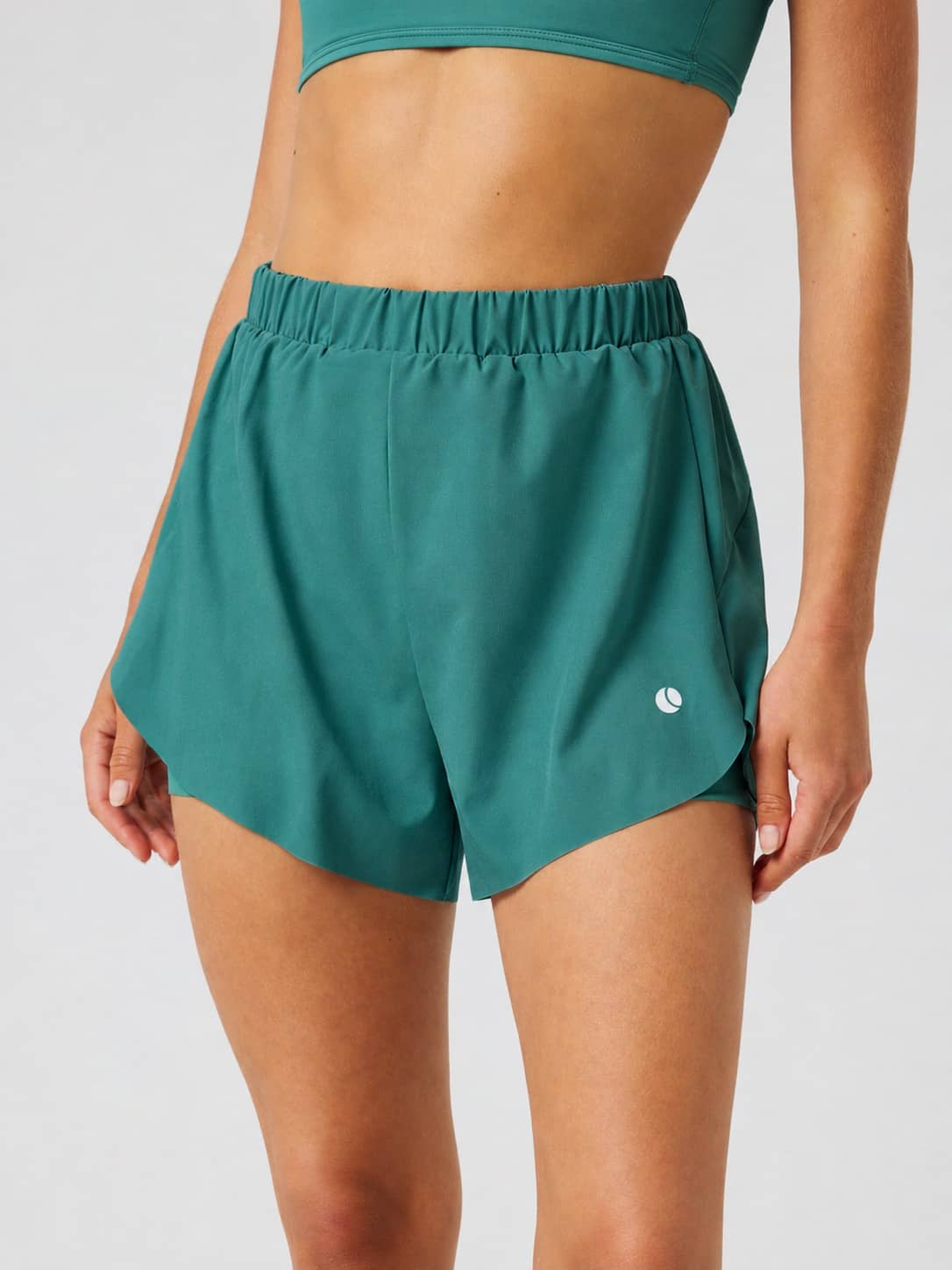 Ace 2 In 1 Shorts i Mallard Green (Grøn) set forfra med hvidt tennisbold-logo og 2-i-1 design til tennis og padel. - Image 1