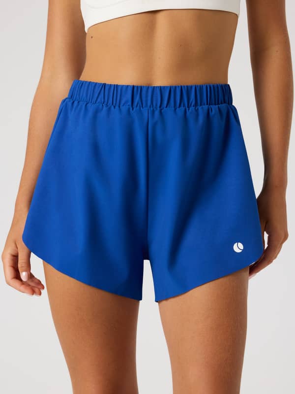 Ace 2 In 1 Shorts i Monaco Blue (Blå) set forfra med et hvidt tennis-logo, designet til tennis og træning.
