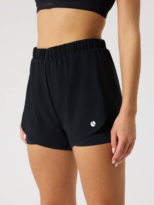 Ace 2 In 1 Shorts i Black Beauty (Sort) set forfra med 2-i-1 performance-pasform og sideslidser til tennis.