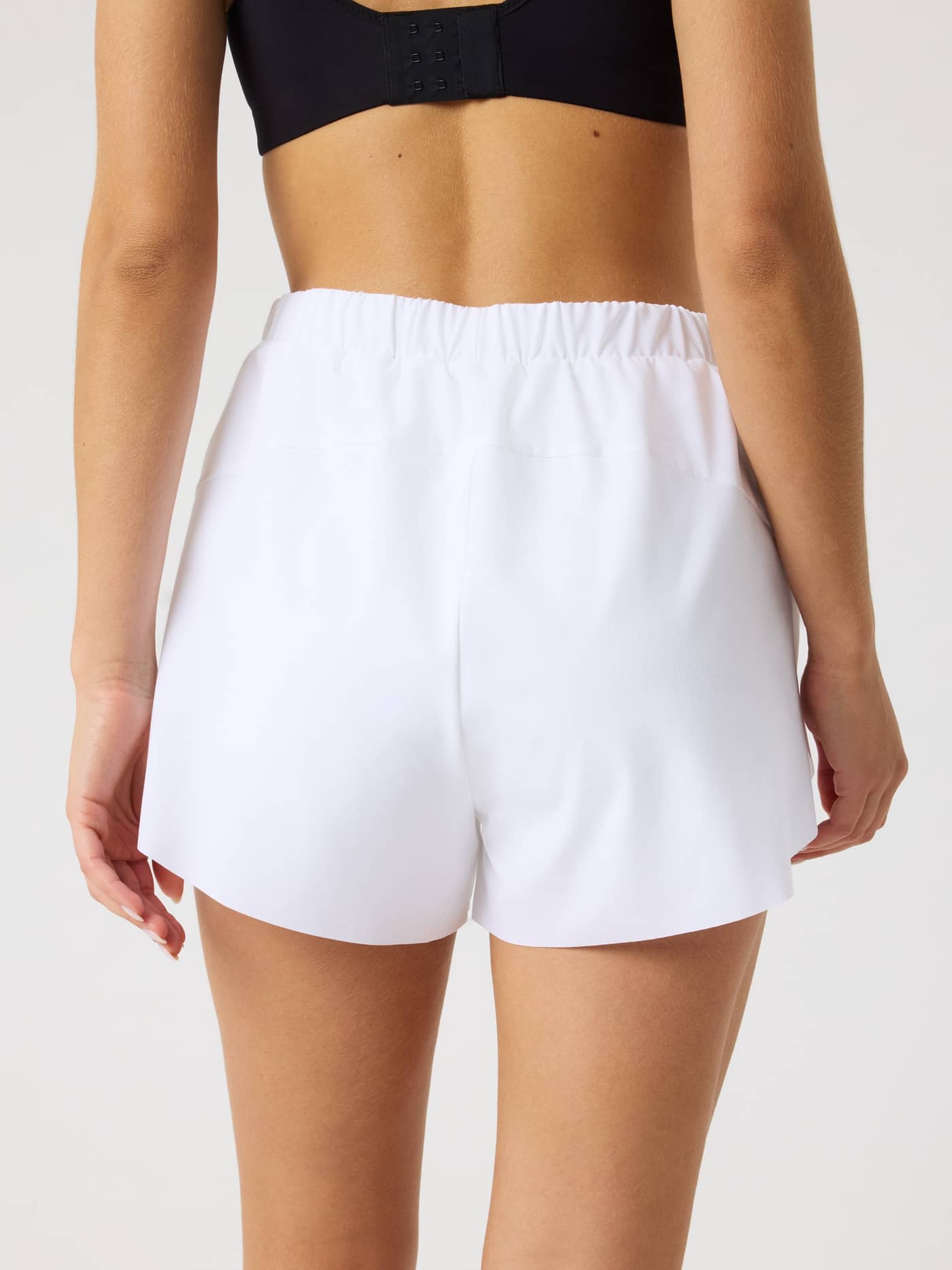 Ace 2 In 1 Shorts i Brilliant White (hvit) sett bakfra, stilig tennisshorts for kvinner med optimal passform. - Image 2