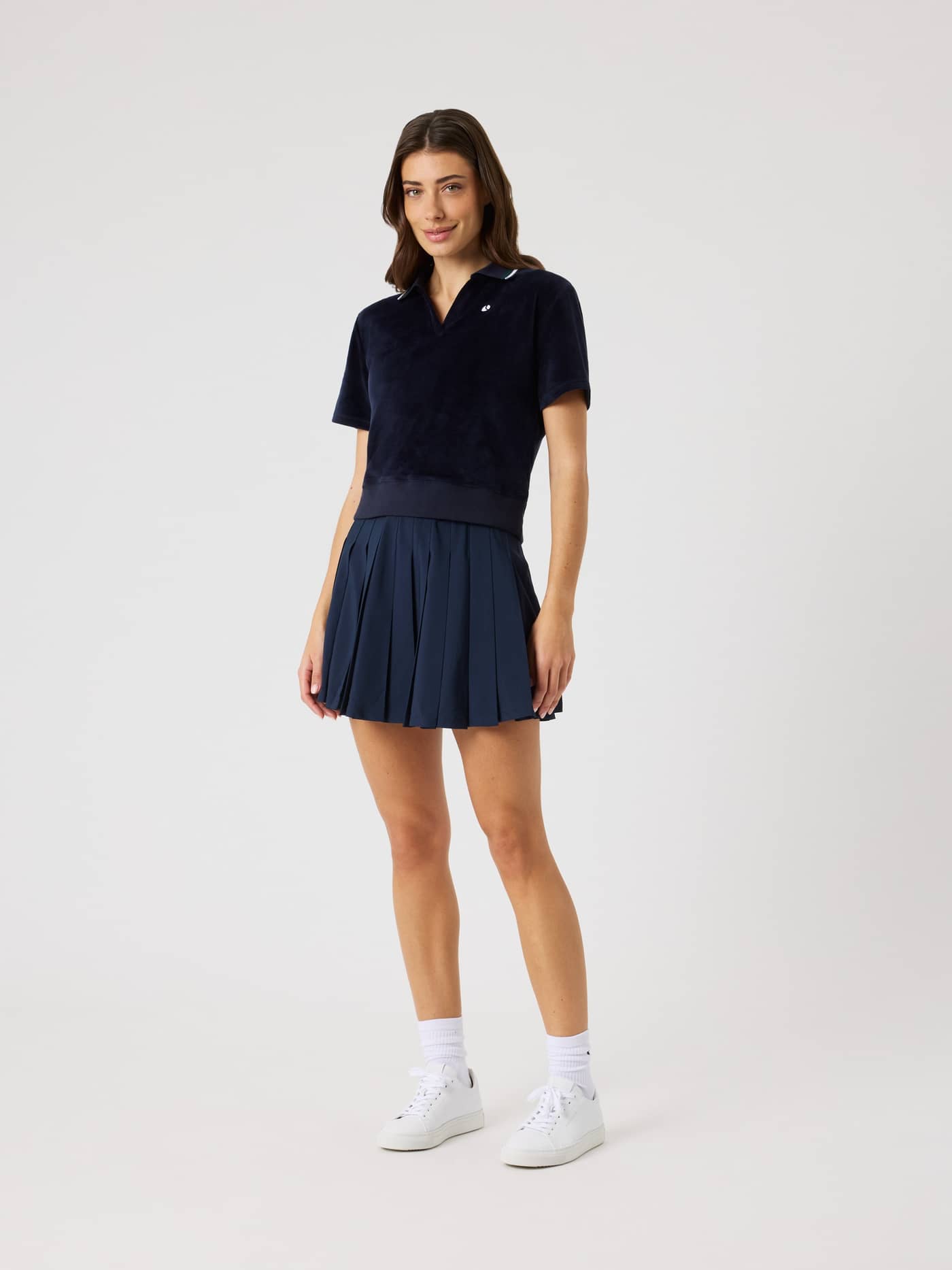 Vue de face de la Ace Pleated Skirt Night sky (Marine) portée par un mannequin pour un style tennis moderne. - Image 3