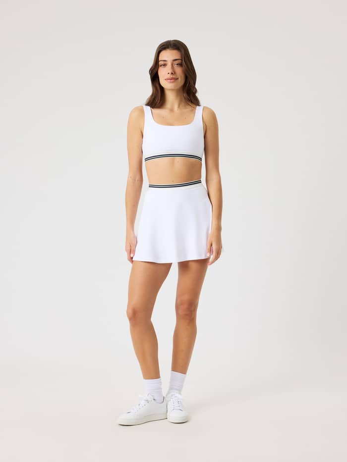 Ace Court Skirt in Brilliant White (Wit) in vooraanzicht, een stijlvolle tennisrok met een optimale pasvorm voor prestaties. - Image 3