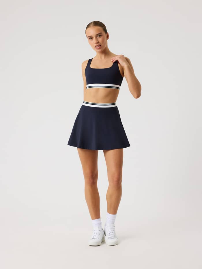 Björn Borg Ace Court Skirt in Night sky (Marine), een stijlvol tennisrokje voor dames in vooraanzicht ten voeten uit. - Image 3