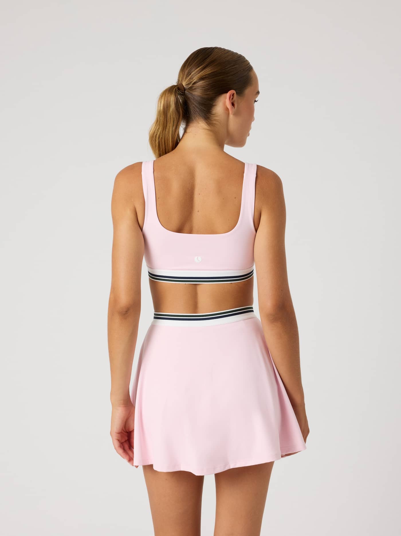 Achteraanzicht van de Björn Borg Ace Court Top in Pink Lady (Roze), een tennistop met een wit logo en stevige pasvorm. - Image 4