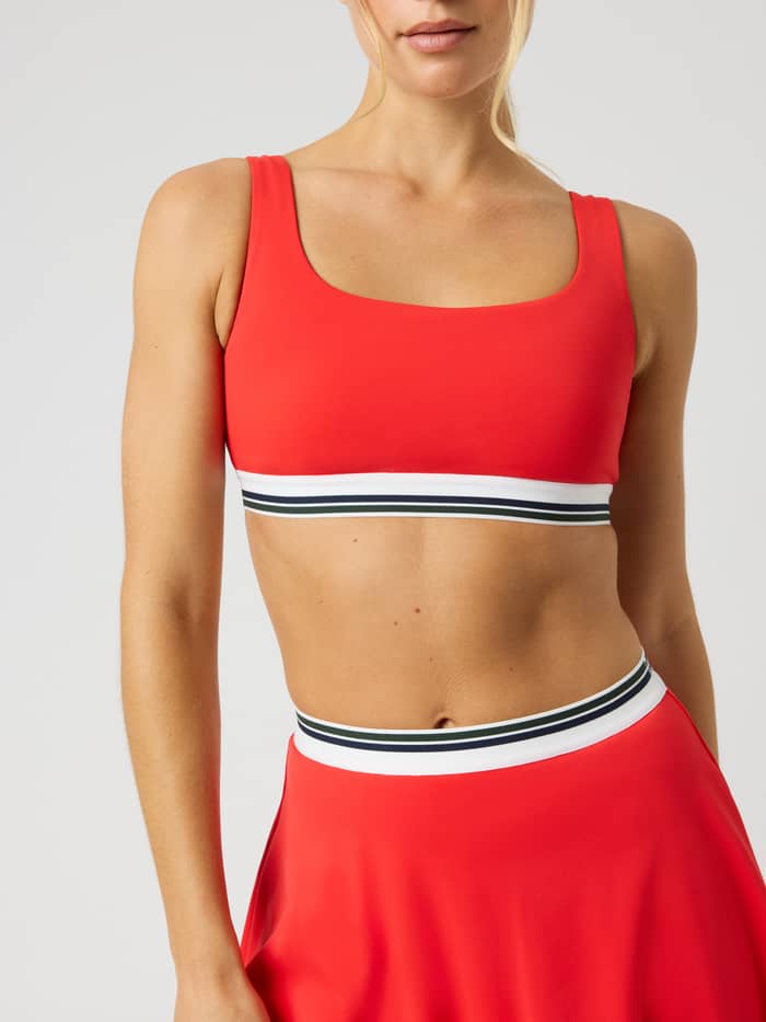 Ace Court Top i Flame Scarlet (Rød) set forfra med en stribet elastisk linning til tennis. - Image 5
