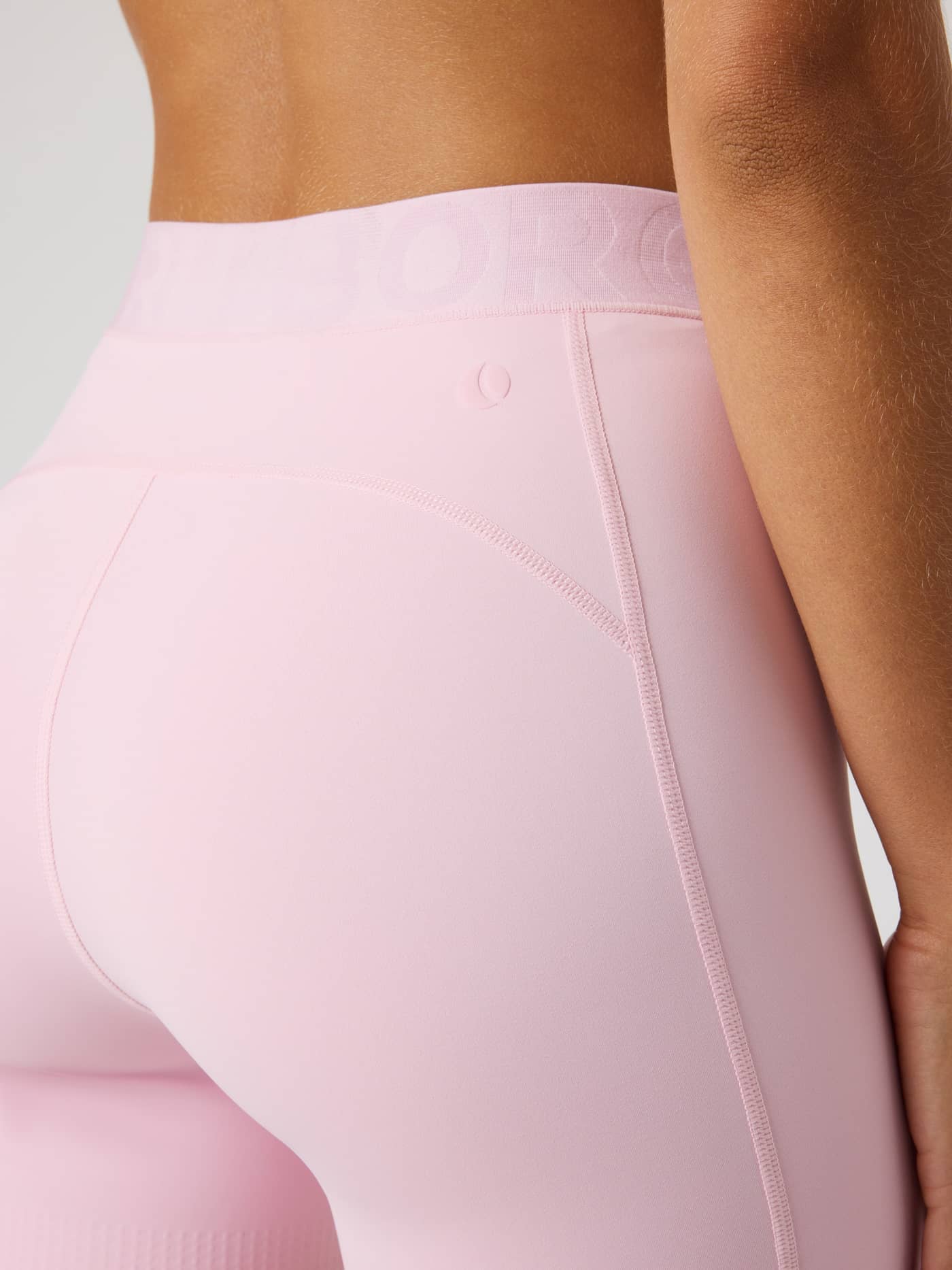 Nahaufnahme der Borg Short Tights in Pink Lady (Rosa) mit hohem Markenbund und Tennisball-Print für Tennis und Training. - Image 3