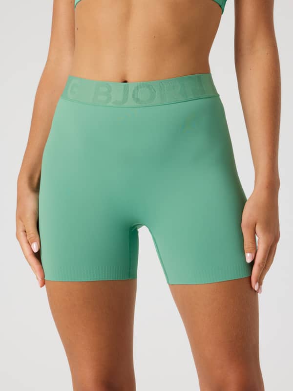 Borg Short Tights i Malachite Green (Grøn) set forfra med en stilfuld og sikker pasform til træning.
