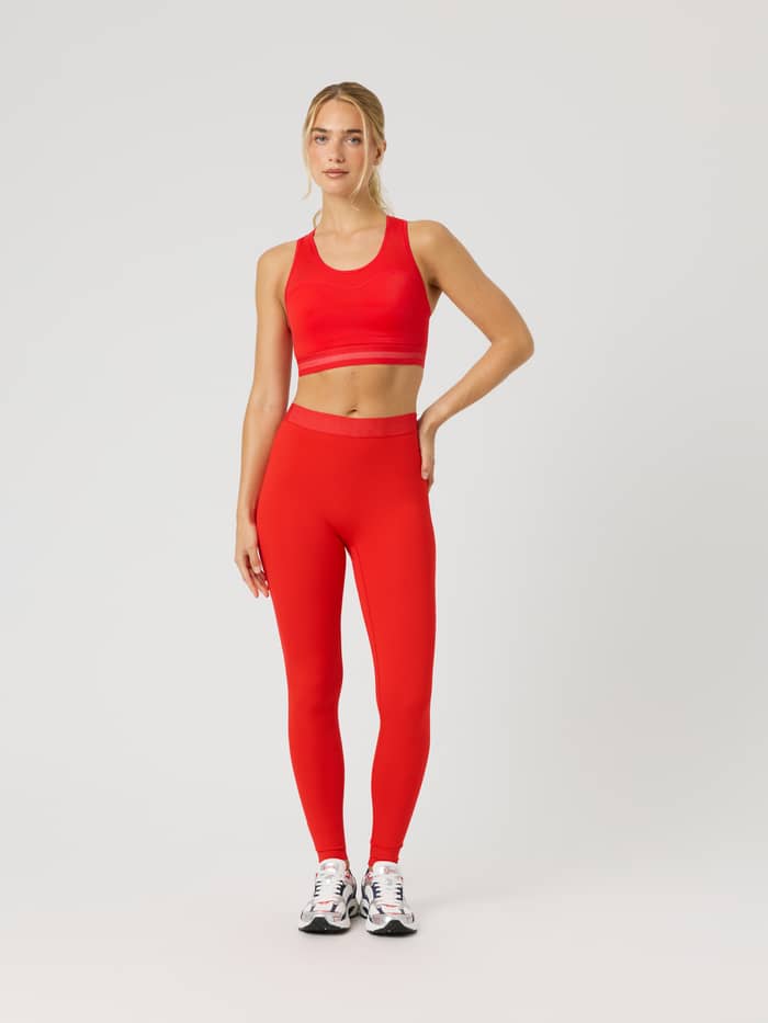 Vorderansicht eines Models in Borg Tights in Flame Scarlet (Rot) für High-Performance-Training und Laufen. - Image 3