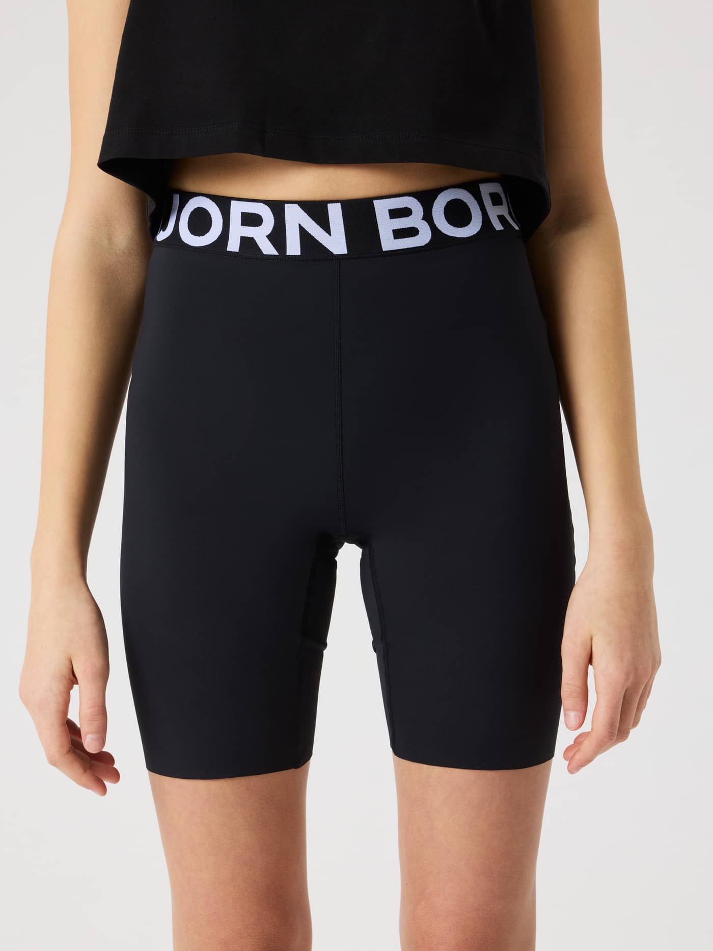 Vorderansicht der Kids Borg Short Tights in Black Beauty (Schwarz) fürs Training mit weißem Logobund. - Image 1