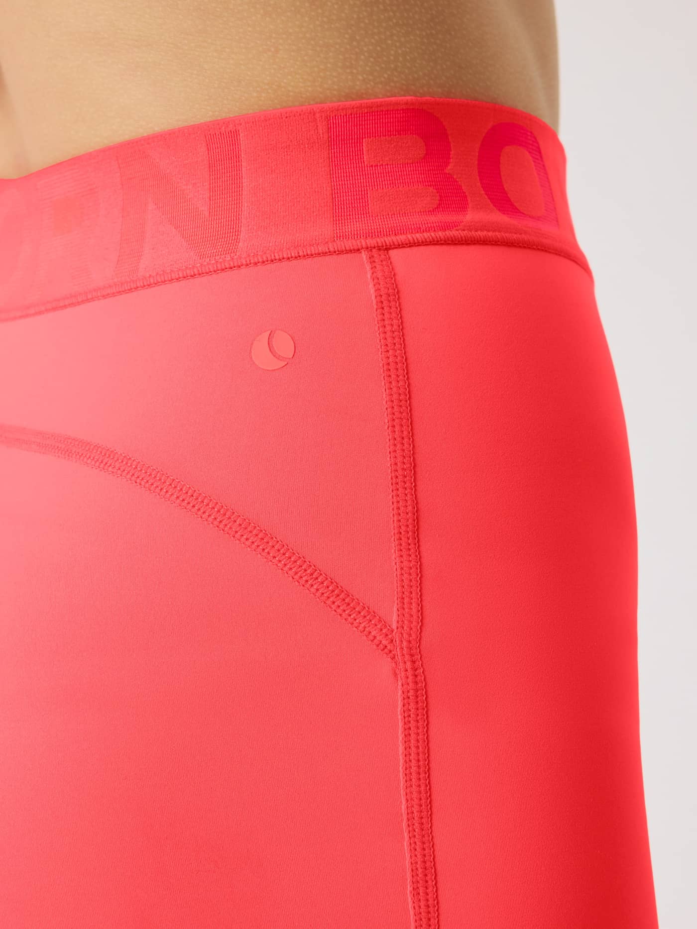 Close-up of the kids' Borg Short Tights in Diva Pink (Pink), showcasing the training fit and logo waistband. - Image 4