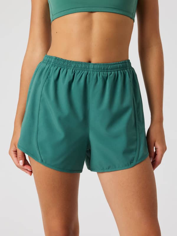 Borg Sports Shorts i Mallard Green (Grøn) set forfra i vævet strækstof til træning og tennis.