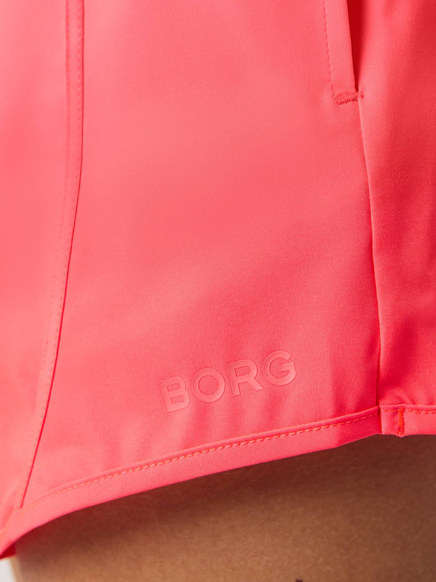 Primer plano de los Borg Sports Shorts Diva Pink (Rosa) con logo tonal y tejido técnico de tenis y entrenamiento. - Image 6
