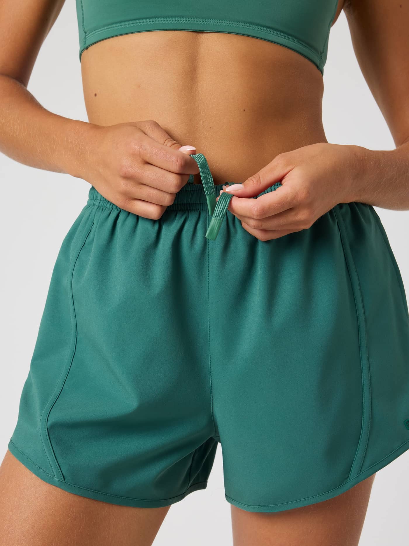 Gros plan du Borg Sports Shorts en Mallard Green (Vert) avec cordon ajustable pour l'entraînement des femmes. - Image 5